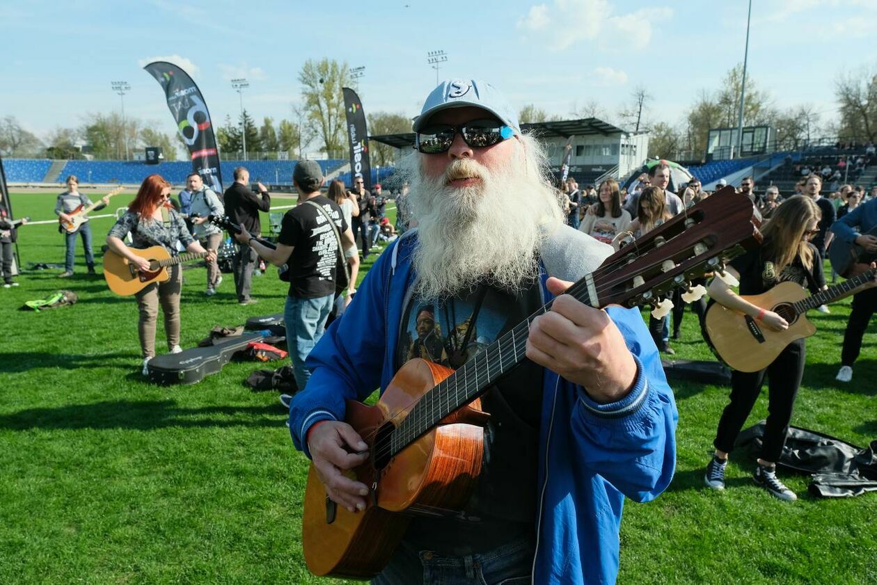  Gitarzyści grają Hey Joe na stadionie w Lublinie (zdjęcie 13) - Autor: Maciej Kaczanowski