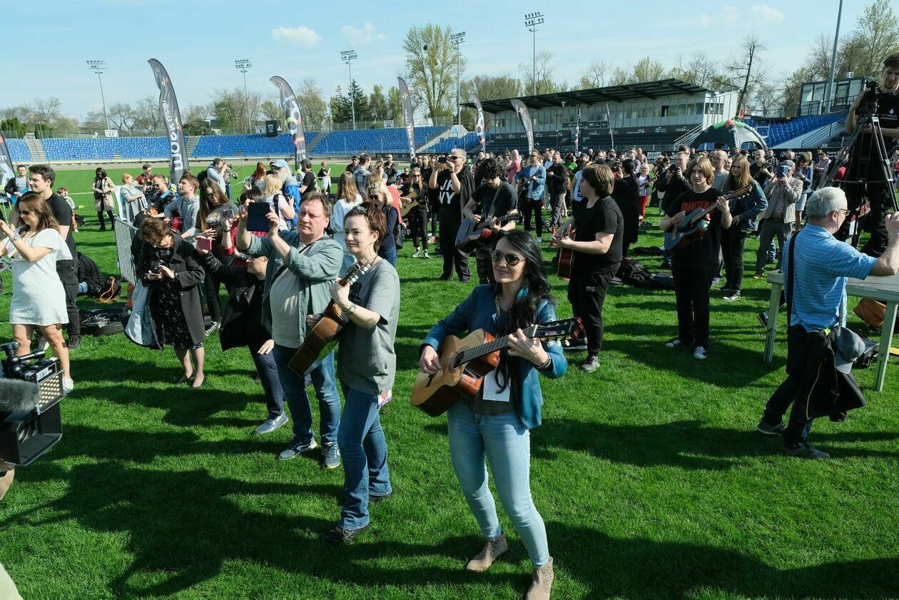 Gitarzyści grają Hey Joe na stadionie w Lublinie