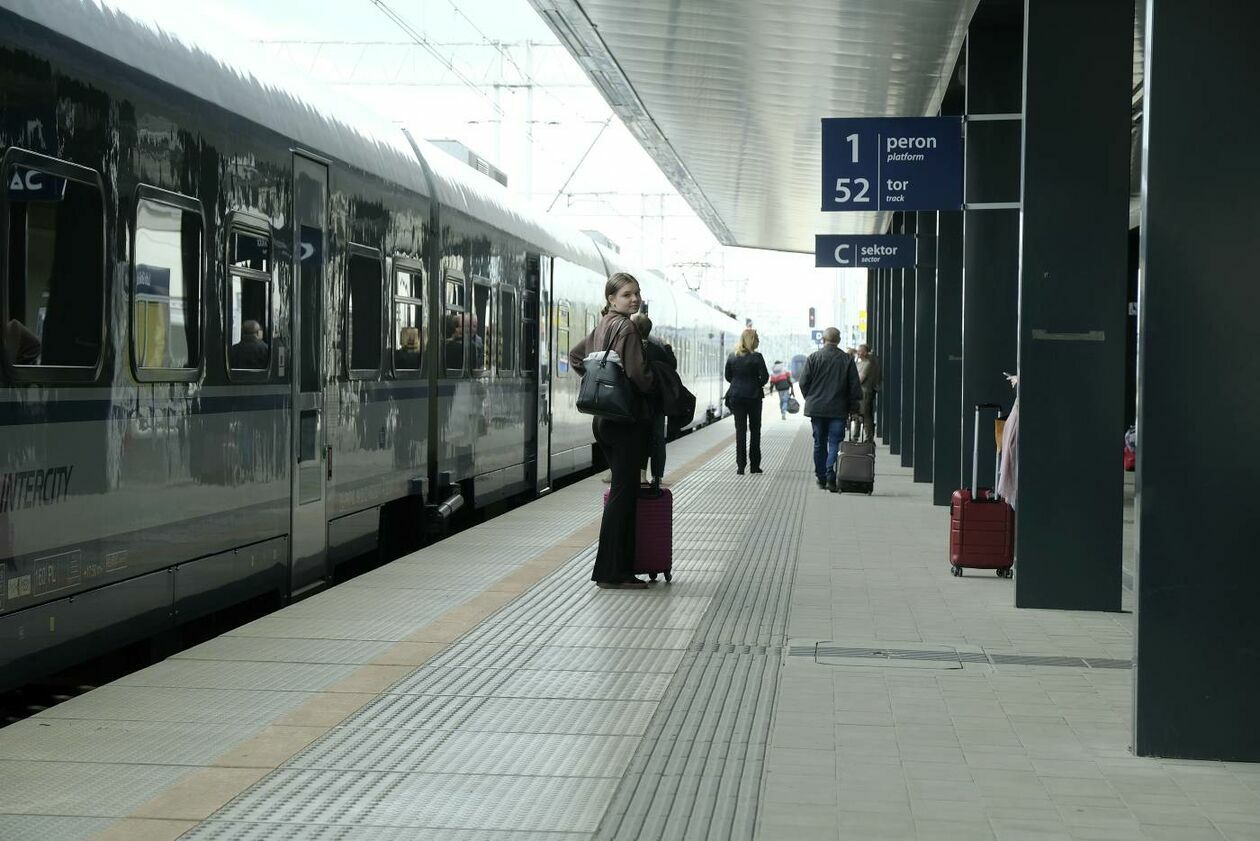  Pasażerowie na Dworcu Głównym PKP w Lublinie (zdjęcie 1) - Autor: Maciej Kaczanowski