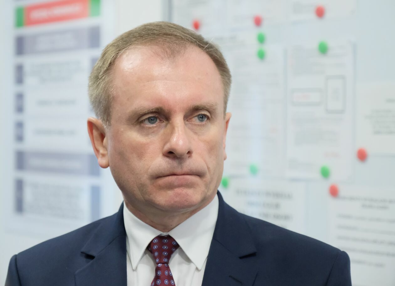  <p><strong>Andrzej Wojew&oacute;dzki, sekretarz miasta&nbsp;</strong></p>
<p>Oszczędności: &bull; ok. 23 000 zł (małżeńska wsp&oacute;lność majątkowa, przez rok wzrosły o 3 tys. zł.).</p>
<p>Nieruchomości: &bull; dom ok. 100 mkw. wart ok. 60 000 zł (własność odrębna, wsp&oacute;łwłasność po połowie z siostrą, w poprzednim oświadczeniu majątkowym jego wartość była określona na 50 000 zł), &bull; mieszkanie (wyodrębniony lokal mieszkalny) 85,22 mkw. z pomieszczeniami przynależnymi 39,81 mkw. wraz z udziałem 12 503/23 613 w działce (łączna wartość ok. 700 000 zł, akt własności, małżeńska wsp&oacute;lność majątkowa, rok wcześniej tę samą nieruchomość Wojew&oacute;dzki szacował na 500 tys. zł), &bull; gospodarstwo rolne (uprawa roślin, łąka, las) o pow. 6,12 ha w tym 2,08 ha to wsp&oacute;łwłasność po połowie z siostrą (gospodarstwo warte ok. 120 000 zł, z budynkami gospodarczymi i maszynami rolniczymi, własność odrębna w tym w części własność po połowie z siostrą, w poprzednim oświadczeniu wyceniane na 100 tys. zł) w zeszłym roku gospodarstwo przyniosło Andrzejowi Wojew&oacute;dzkiemu przych&oacute;d w wysokości ok. 6 000 zł i doch&oacute;d ok. 4 000 zł).</p>
<p>Dochody: &bull; 208 492,40 zł z wynagrodzenia za pracę w Urzędzie Miasta Lublin. To kwota znacznie większa od tej za rok 2020, gdy w oświadczeniu widniało 179 687,78 zł.</p>
<p>Składniki mienia ruchomego o wartości powyżej 10 tys. zł: &bull; toyota avensis (z 2002 r., wsp&oacute;łwłasność z synem), &bull; kia sportage (z 2009 r., małżeńska wsp&oacute;lność majątkowa), &bull; lexus gs 450 h (z 2008 r., małżeńska wsp&oacute;lność majątkowa).</p>
<p>Długi powyżej 10 tys. zł: &bull; kredyt hipoteczny na zakup mieszkania wraz z udziałem w gruncie &ndash; umowa z ING Bankiem Śląskim z marca 2017 r. na 200 000 zł, do spłaty pozostało ok. 58,2 tys. zł (w poprzednim oświadczeniu było 78 tys.) i jest to umowa zawarta wsp&oacute;lnie z żoną, &bull; kredyt na zakup samochodu udzielony w maju 2014 r. przez BNP Paribas na 46 865 zł, do spłaty pozostało ok. 3 560 zł (rok wcześniej było 11 000 zł) i jest to zobowiązanie zaciągnięte wraz z c&oacute;rką, &bull; pożyczka na wydatki bieżące z Pracowniczej Kasy Zapomogowo-Pożyczkowej Urzędu Miasta Lublin udzielona w grudniu 2018 r. na 35 000 zł, do spłaty pozostało 2 480 zł (poprzednio było 17 360 zł), małżeńska wsp&oacute;lność majątkowa).</p>