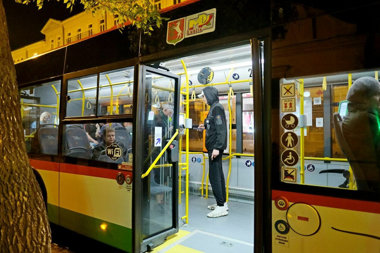  Na ulice Lublina wróciły nocne linie autobusowe (zdjęcie 7) - Autor: Maciej Kaczanowski