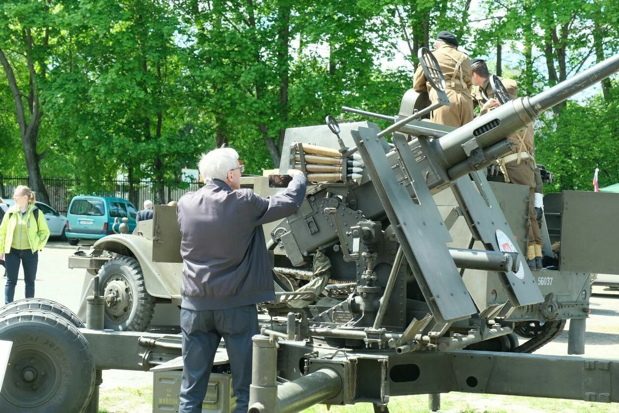  Piknik historyczno-wojskowy z okazji 78. rocznicy bitwy o Monte Cassino przy SP nr 57 (zdjęcie 17) - Autor: Maciej Kaczanowski