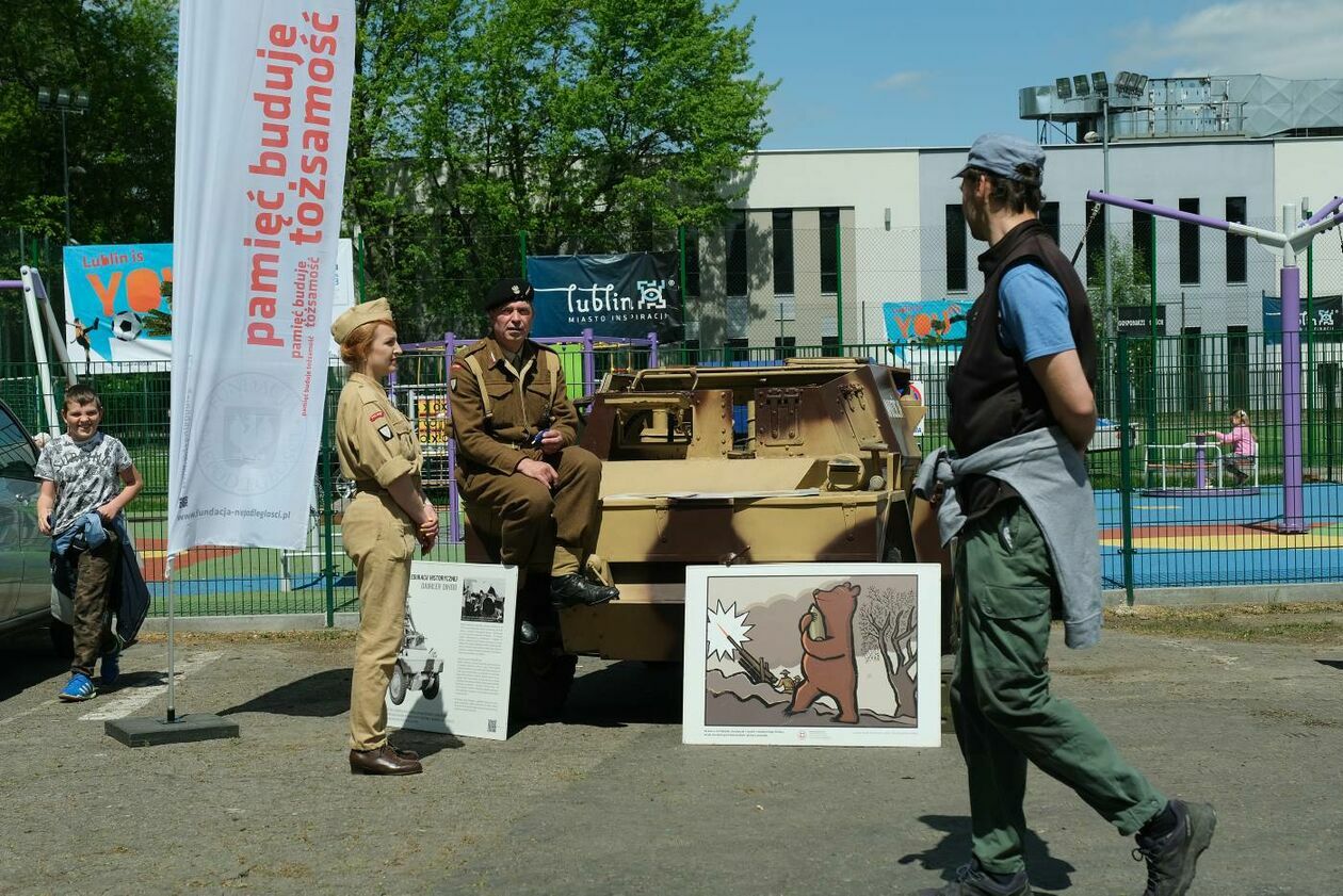  Piknik historyczno-wojskowy z okazji 78. rocznicy bitwy o Monte Cassino przy SP nr 57 (zdjęcie 9) - Autor: Maciej Kaczanowski