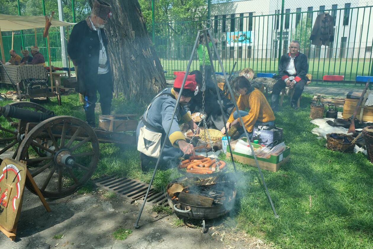  Piknik historyczno-wojskowy z okazji 78. rocznicy bitwy o Monte Cassino przy SP nr 57 (zdjęcie 6) - Autor: Maciej Kaczanowski