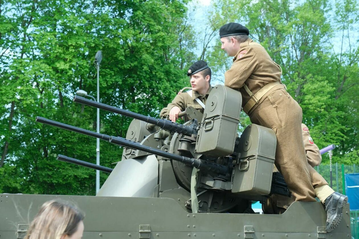  Piknik historyczno-wojskowy z okazji 78. rocznicy bitwy o Monte Cassino przy SP nr 57 (zdjęcie 15) - Autor: Maciej Kaczanowski