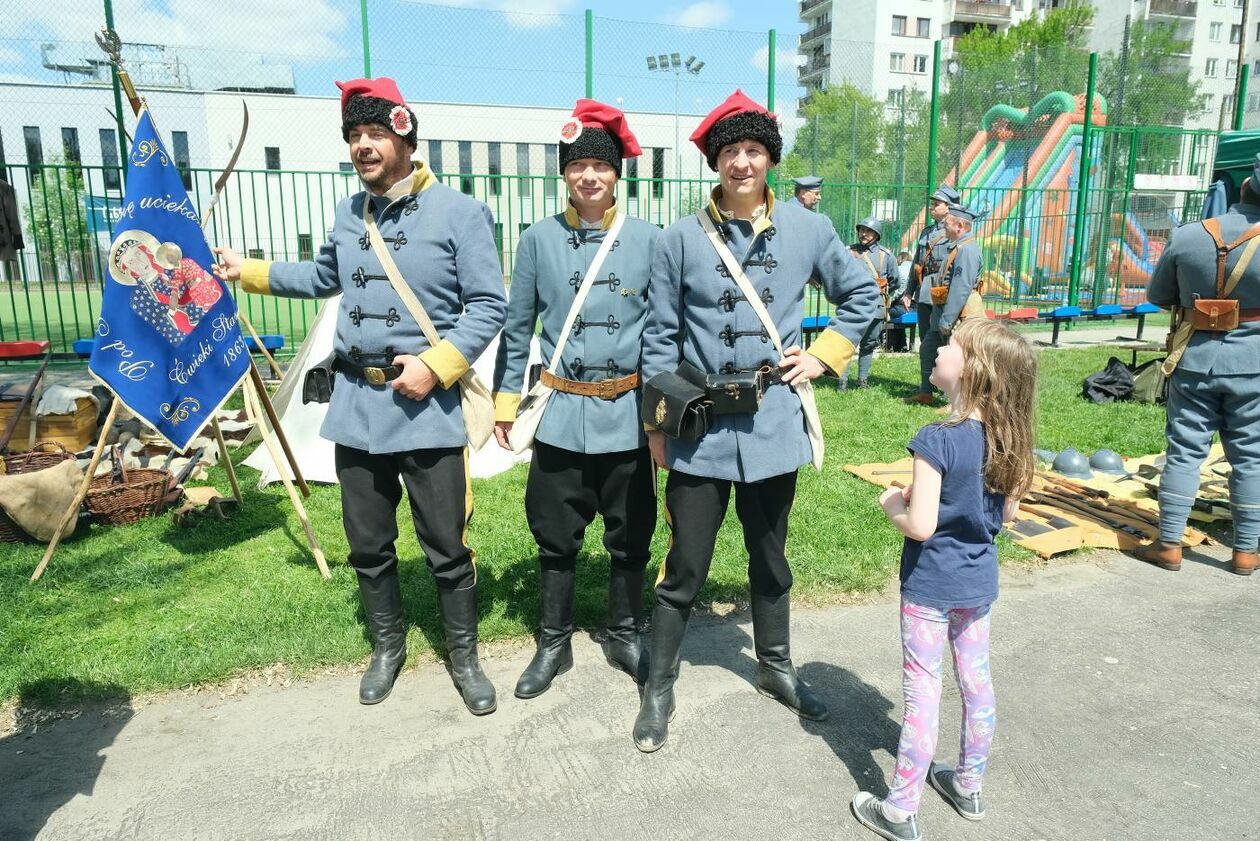  Piknik historyczno-wojskowy z okazji 78. rocznicy bitwy o Monte Cassino przy SP nr 57 (zdjęcie 7) - Autor: Maciej Kaczanowski