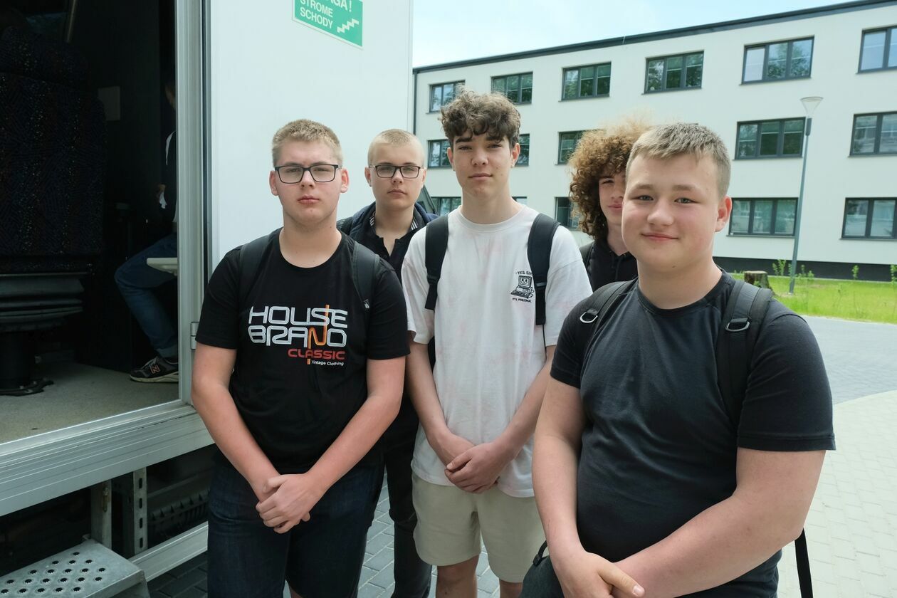  <p>Uczniowie klasy pierwszej technikum transportu kolejowego. Od lewej: Igor, Kacper, Mikołaj, Szymon i Aleksander</p>