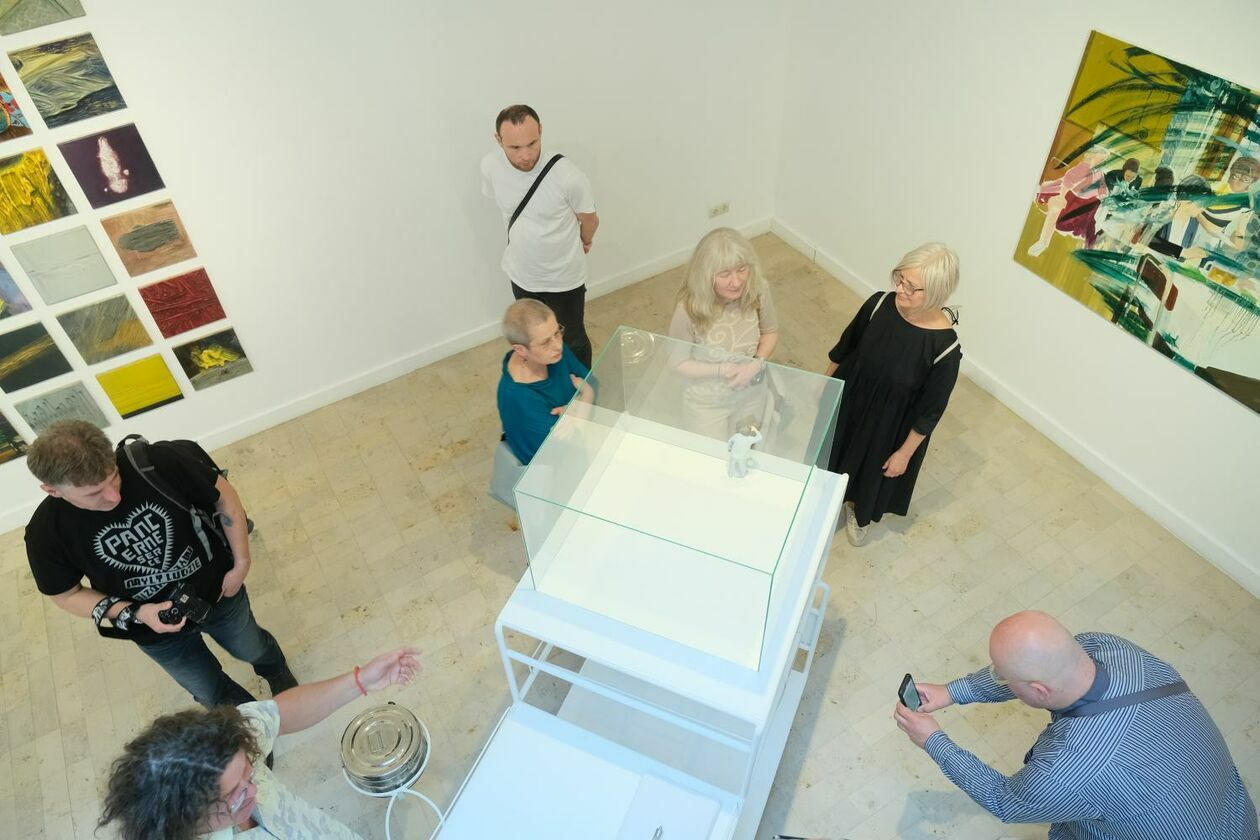  22 artystów w Galerii Białej. Wernisaż wystawy  (zdjęcie 4) - Autor: Maciej Kaczanowski