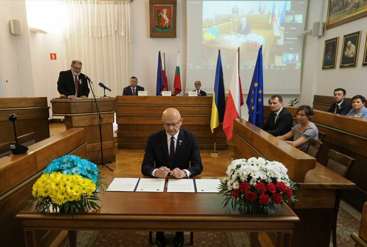  Prezydent Krzysztof Żuk oraz mer Charkowa Ihor Terekhov podpisali umowę o partnerstwie miast (zdjęcie 5) - Autor: Maciej Kaczanowski