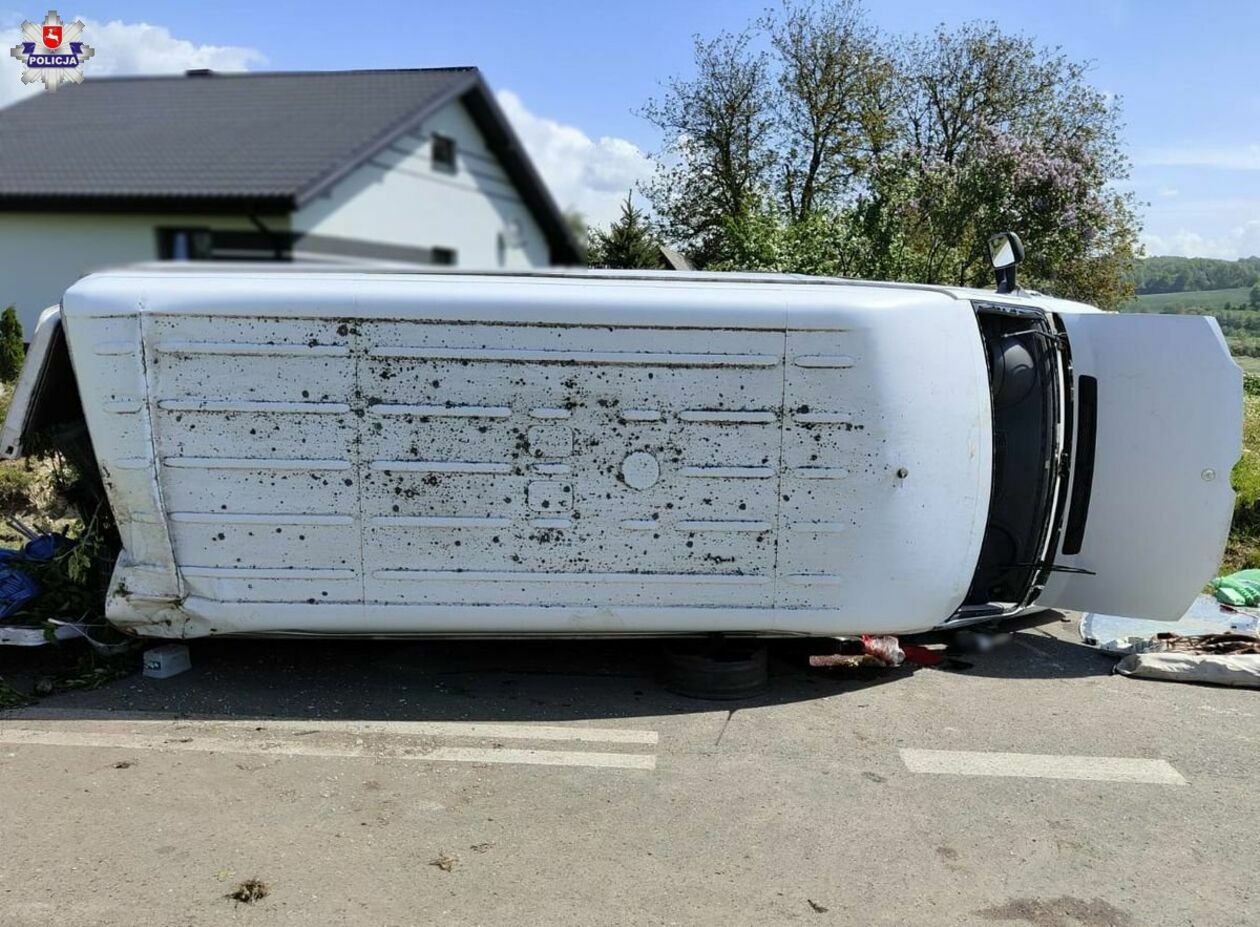 Wypadek busa w powiecie zamojskim - Autor: Policja