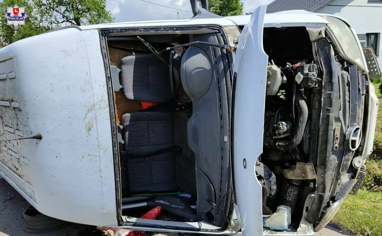  Wypadek busa w powiecie zamojskim (zdjęcie 2) - Autor: Policja
