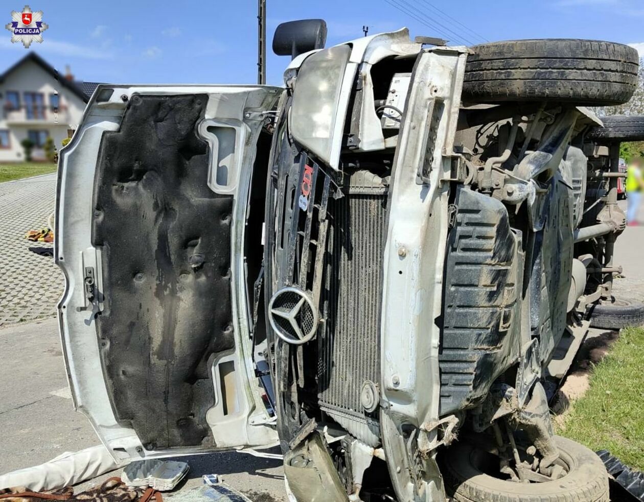  Wypadek busa w powiecie zamojskim  - Autor: Policja