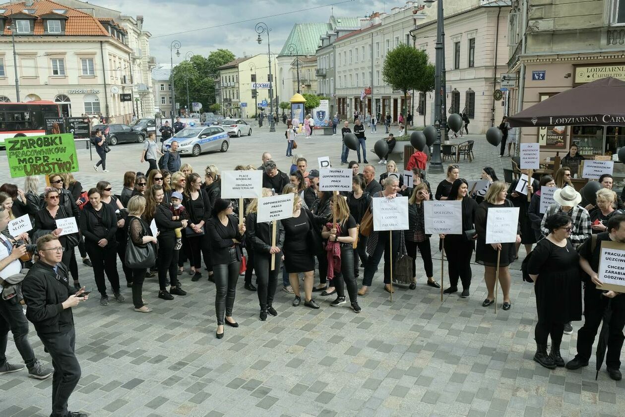  Pracownicy MOPR protestowali przed lubelskim ratuszem  (zdjęcie 3) - Autor: Maciej Kaczanowski