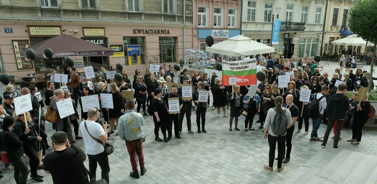  Pracownicy MOPR protestowali przed lubelskim ratuszem  (zdjęcie 5) - Autor: Maciej Kaczanowski