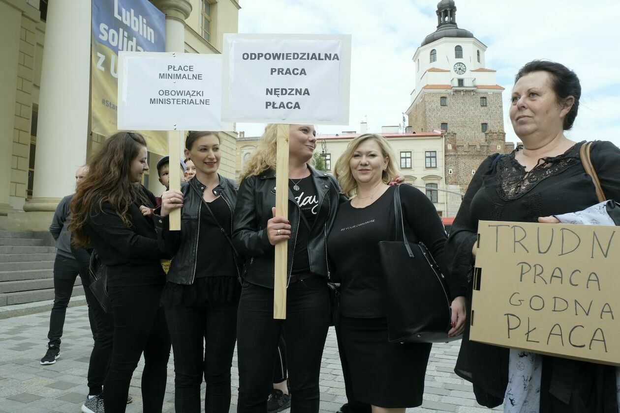  Pracownicy MOPR protestowali przed lubelskim ratuszem  (zdjęcie 8) - Autor: Maciej Kaczanowski