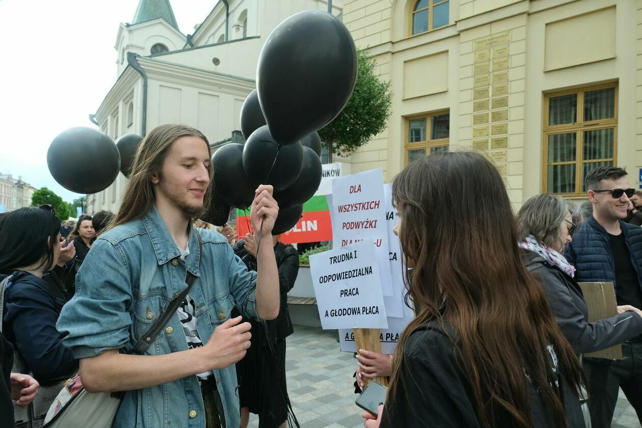  Pracownicy MOPR protestowali przed lubelskim ratuszem  (zdjęcie 6) - Autor: Maciej Kaczanowski