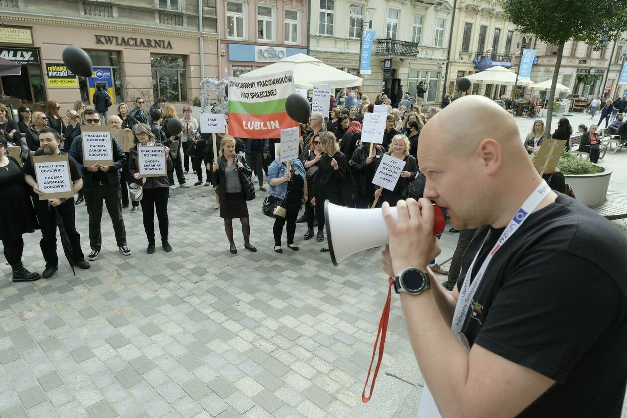 Pracownicy MOPR protestowali przed lubelskim ratuszem  - Autor: Maciej Kaczanowski