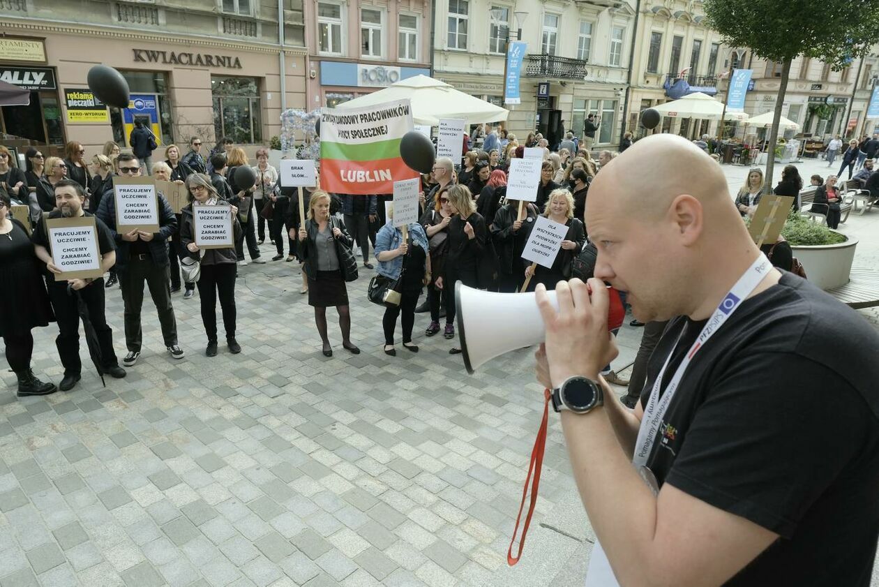 Pracownicy MOPR protestowali przed lubelskim ratuszem  (zdjęcie 1) - Autor: Maciej Kaczanowski