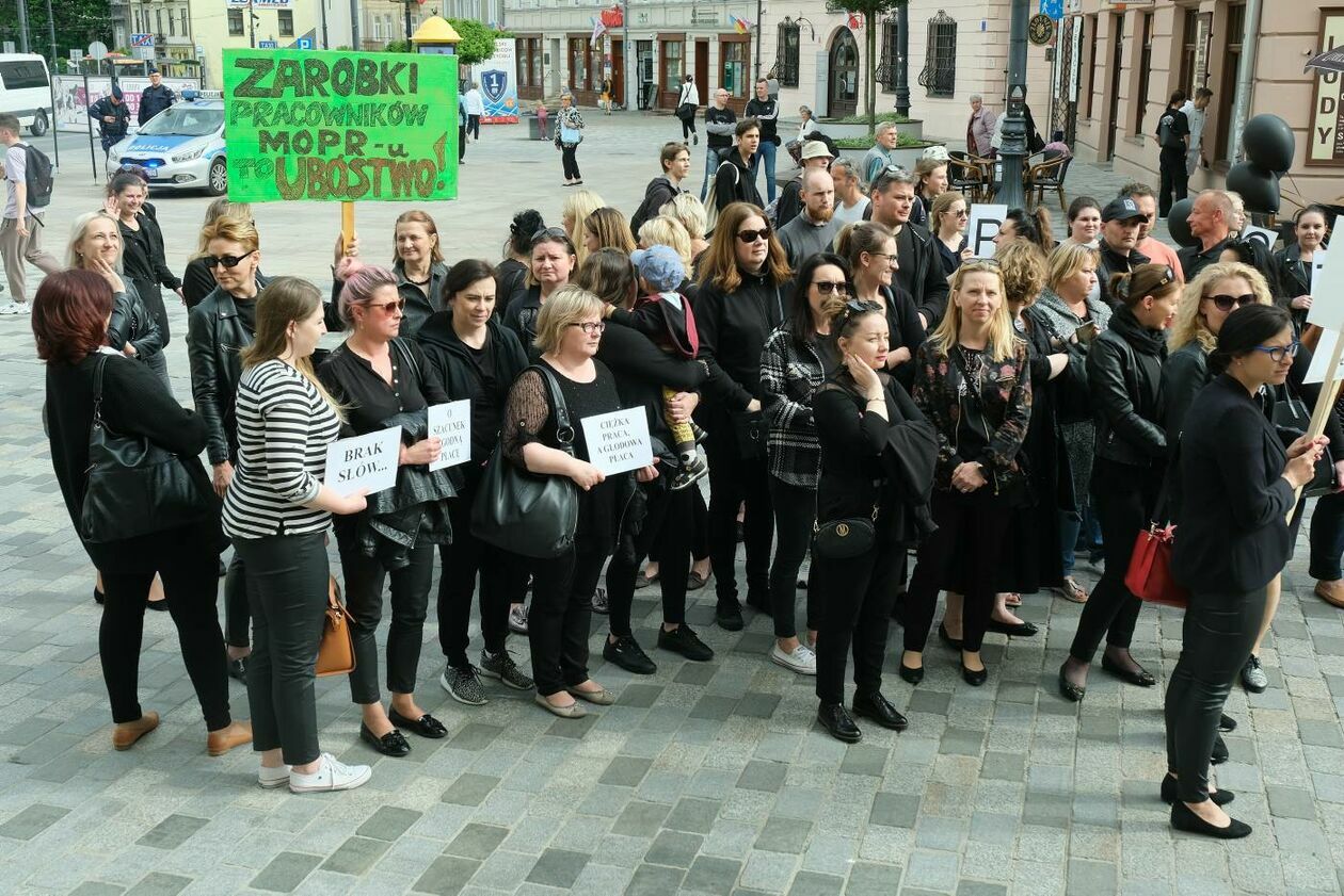 Pracownicy MOPR protestowali przed lubelskim ratuszem 