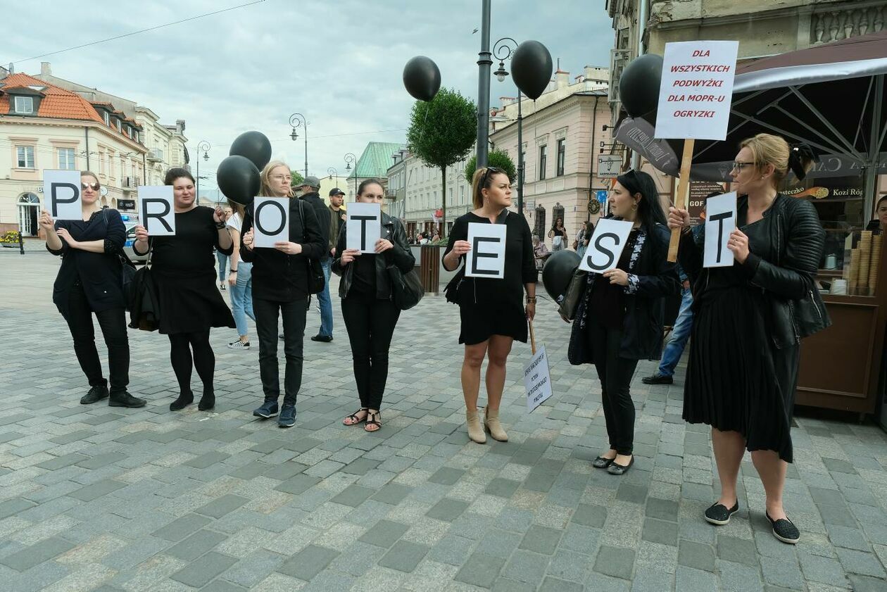  Pracownicy MOPR protestowali przed lubelskim ratuszem  (zdjęcie 18) - Autor: Maciej Kaczanowski
