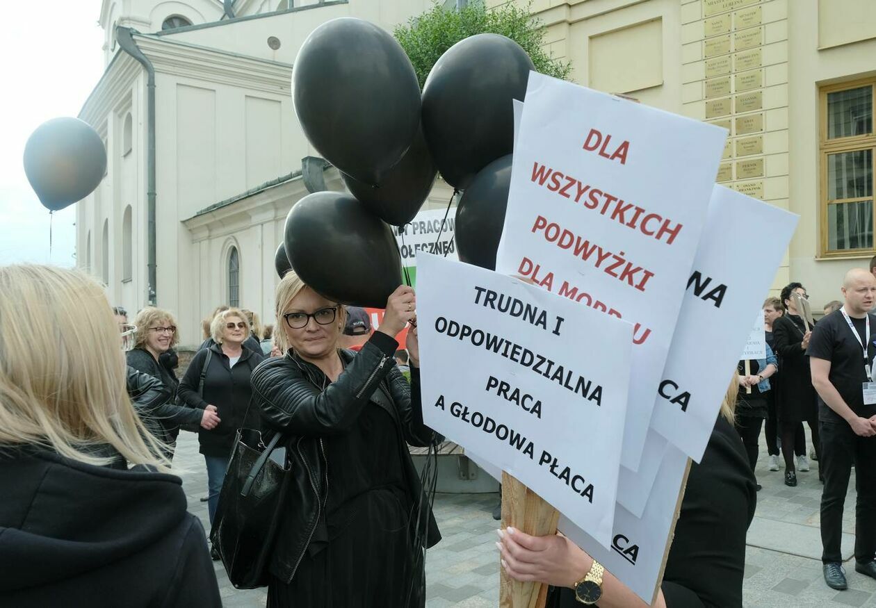  Pracownicy MOPR protestowali przed lubelskim ratuszem  (zdjęcie 7) - Autor: Maciej Kaczanowski
