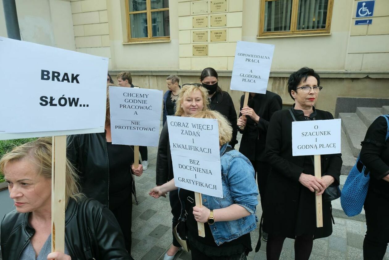  Pracownicy MOPR protestowali przed lubelskim ratuszem  (zdjęcie 11) - Autor: Maciej Kaczanowski