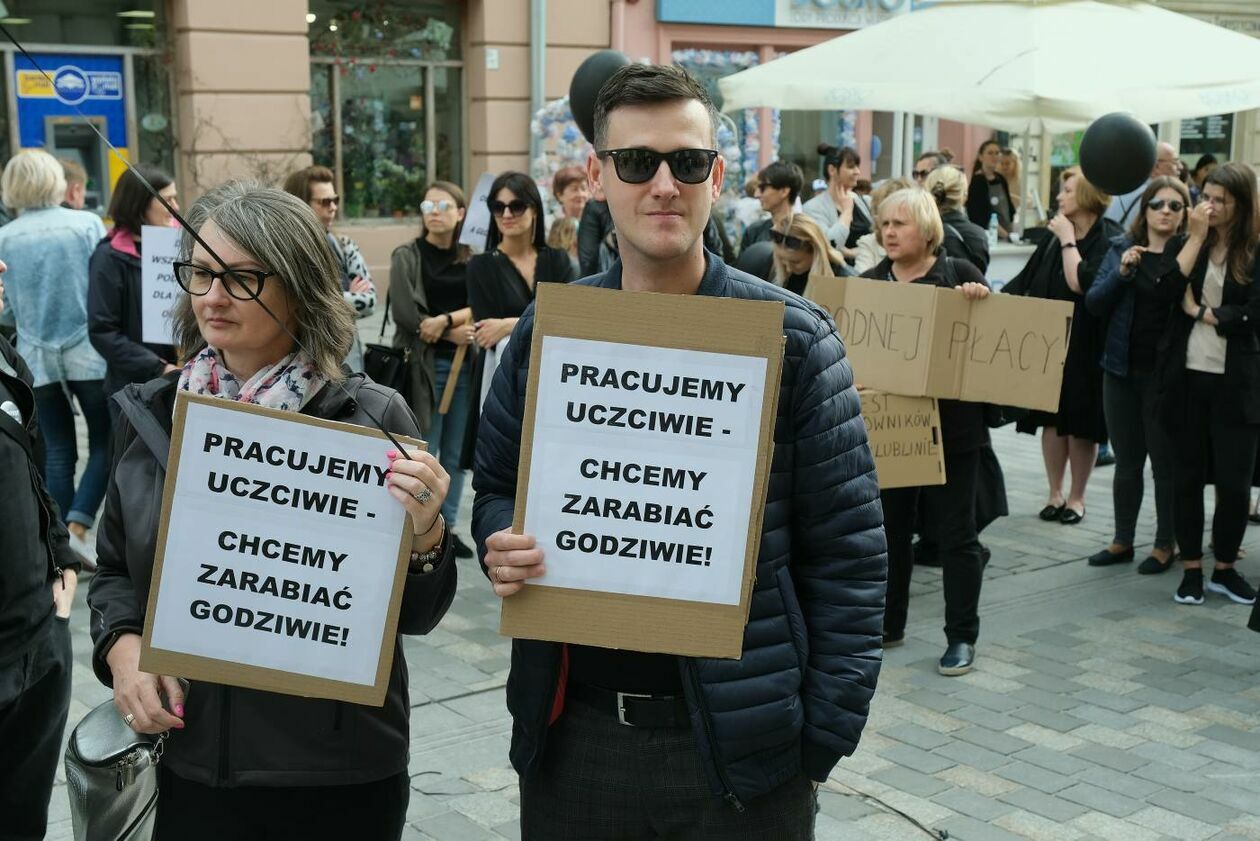  Pracownicy MOPR protestowali przed lubelskim ratuszem  (zdjęcie 19) - Autor: Maciej Kaczanowski