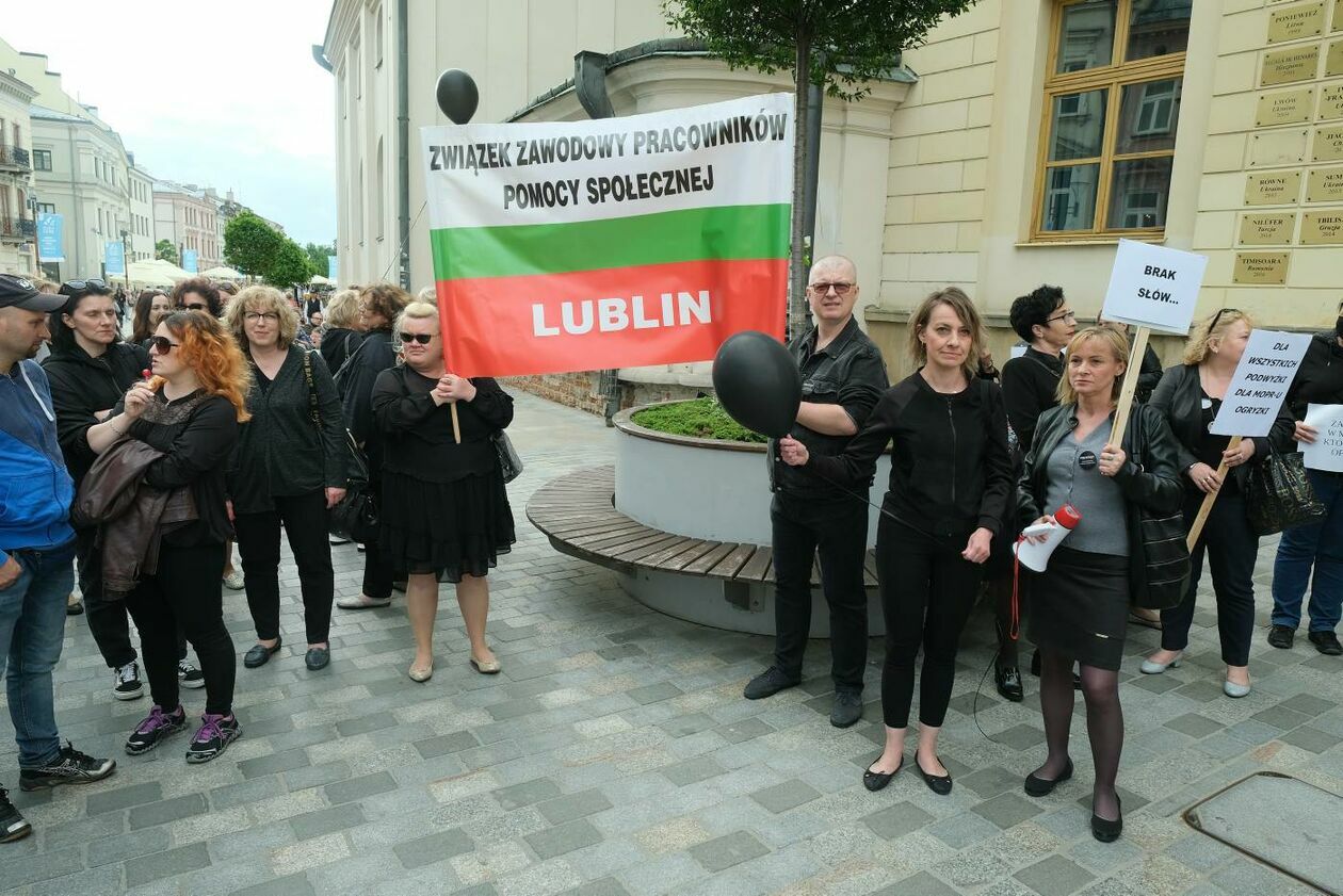  Pracownicy MOPR protestowali przed lubelskim ratuszem  (zdjęcie 15) - Autor: Maciej Kaczanowski