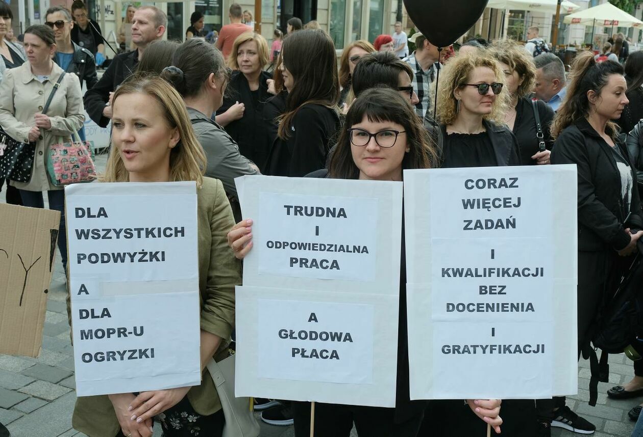  Pracownicy MOPR protestowali przed lubelskim ratuszem  (zdjęcie 14) - Autor: Maciej Kaczanowski