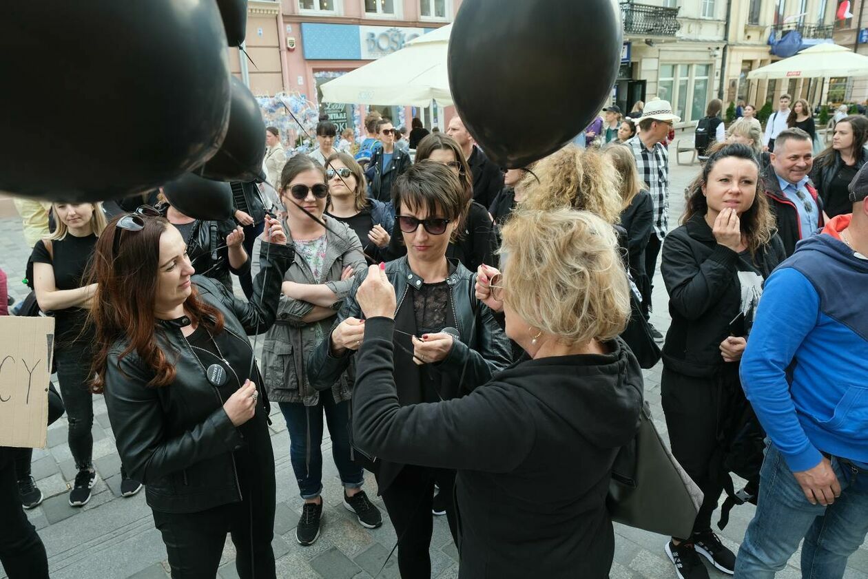 Pracownicy MOPR protestowali przed lubelskim ratuszem  (zdjęcie 12) - Autor: Maciej Kaczanowski