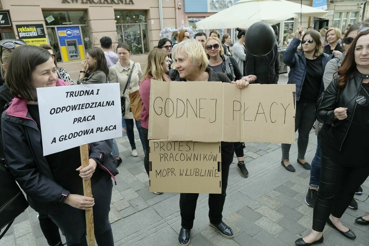  Pracownicy MOPR protestowali przed lubelskim ratuszem  (zdjęcie 13) - Autor: Maciej Kaczanowski