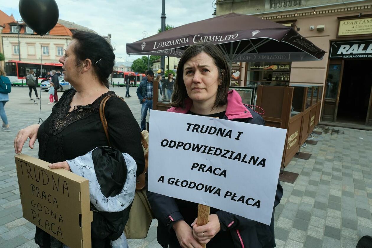  Pracownicy MOPR protestowali przed lubelskim ratuszem  (zdjęcie 16) - Autor: Maciej Kaczanowski