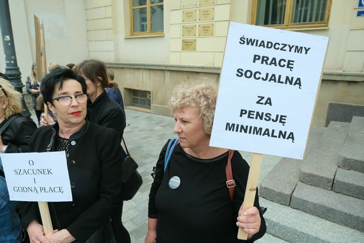  Pracownicy MOPR protestowali przed lubelskim ratuszem  (zdjęcie 10) - Autor: Maciej Kaczanowski