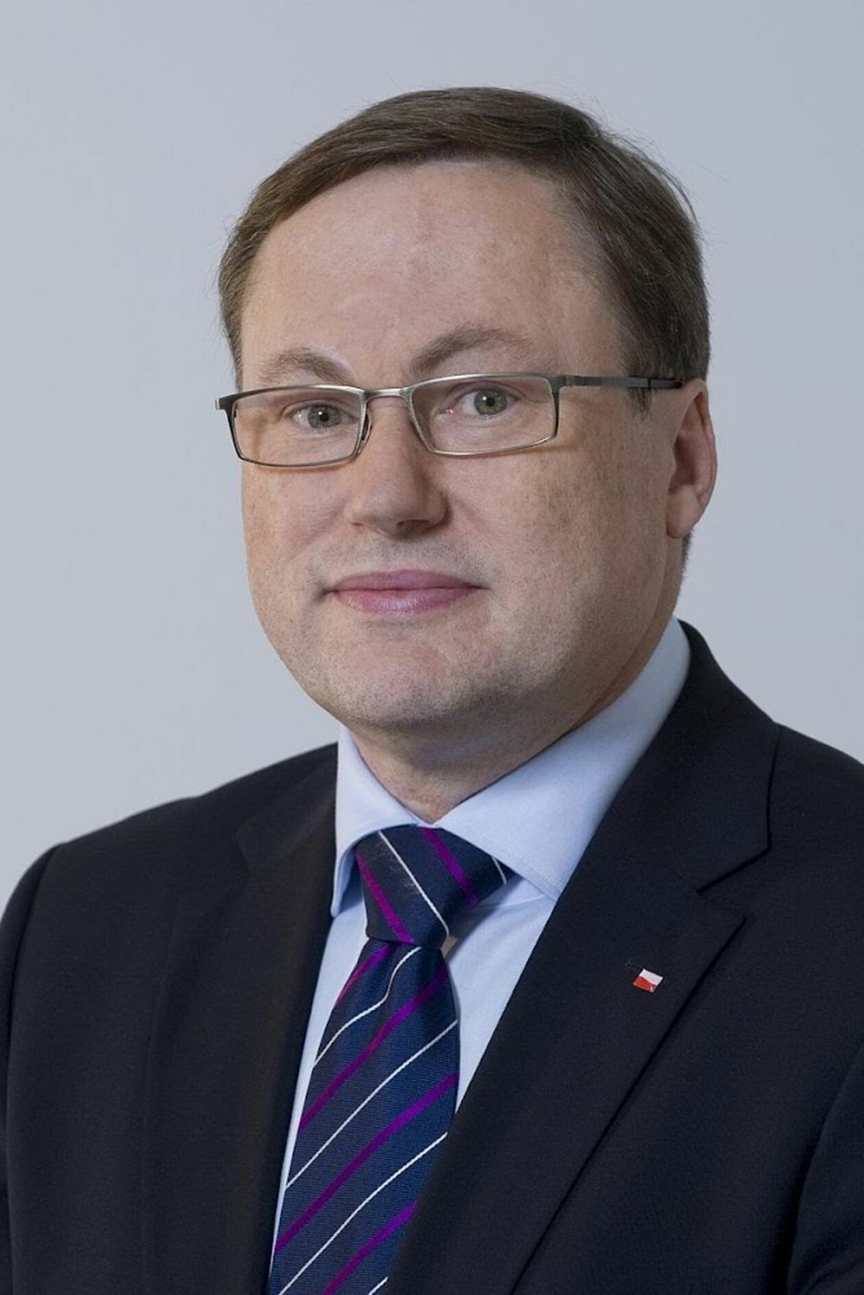  <p><strong>Grzegorz Bierecki (PiS)</strong></p>
<p>Oszczędności: 9 027 530,60 zł, 2 053 439,02 zł w Pracowniczym Planie Emerytalnym, 90 624,22 zł w Ubezpieczeniowym Funduszu Kapitałowym, 1 829 451,10 euro, 196 886,50 USD, 249 731,02 GBP, 1308 obligacji skarbowych w USD o wartości 5 314 534,80 zł, obligacje skarbowe na kwotę 21 812 667,34 zł.</p>
<p>Nieruchomości: mieszkanie o pow. 63,5 mkw. (360 tys. zł).</p>
<p>Udziały w sp&oacute;łkach: Arenda sp. z o.o. (o wartości 4 926 353,73 zł), MP59 sp. j. (941 651,87 zł), SIN sp. j. (7587 udział&oacute;w po 100 zł), Pilot&oacute;w21 sp. z o.o. (30770 udział&oacute;w o wartości 3 mln 77 tys. zł).</p>
<p>Dochody: 37 576,05 zł z tytułu wykonywania mandatu senatorskiego, 725 763,90 zł dochod&oacute;w uzyskanych za granicą, 2 178 821,64 zł dochodu z udział&oacute;w w sp&oacute;łkach Arenda, MP59 i SIN, 5 161 517,76 zł jako członek zarządu 12 sp&oacute;łek.</p>
<p>Składniki mienia ruchomego: fiat 126p z 1998 roku (15 tys. zł).</p>
<p>Zobowiązania: brak.</p>