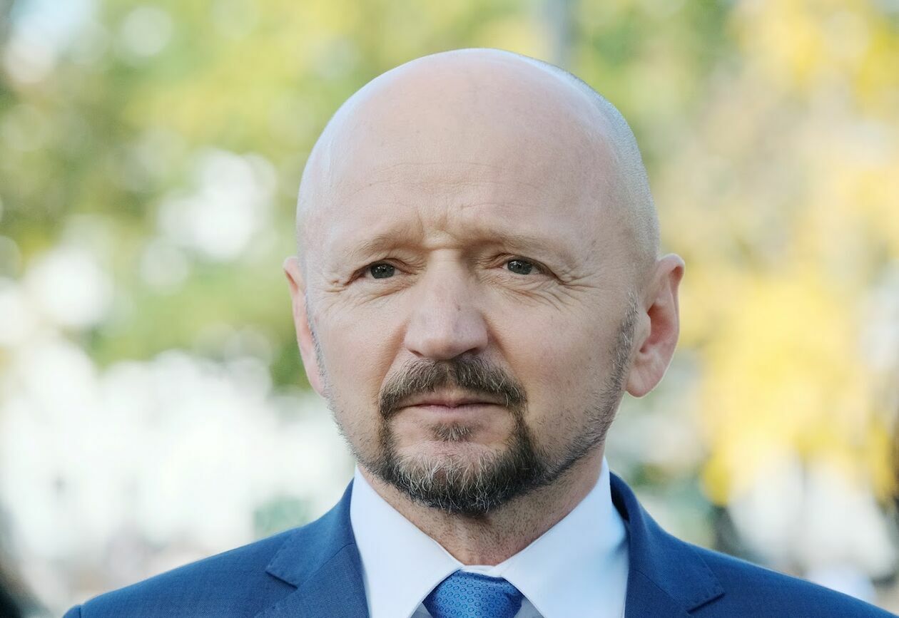 <p><strong>Jacek Bury (KO)</strong></p>
<p>Oszczędności: 2 908 230,61 zł, 15 648,25 euro, 1 255,68 GBP, 819 631,75 USD.</p>
<p>Nieruchomości: mieszkanie o pow. 119,8 mkw. (500 tys. zł), działki o pow. 0,8215 ha i 0,8202 ha (każda o wartości 50 tys. zł).</p>
<p>Udziały w sp&oacute;łkach: 50 proc. udział&oacute;w w B. i J. Bury sp. j., w ubiegłym roku starta w wysokości 4,2 tys. zł, 525 udział&oacute;w w Bury sp. z o.o. (wartość 525 tys. zł, bez dochodu), 21 788 udział&oacute;w w Educo BSH sp. z o.o. (wartość 2 178 800 zł, bez dochodu).</p>
<p>Dochody: 37 613,21 przychodu z Kancelarii Senatu (kwota przekazana na cele statutowe na rzecz Fundacji PRE), 261 tys. zł jako członek zarządu Bury sp. z o.o., 35 361,22 zł z wynajmu mieszkania, 9 919 zł z tytułu odsetek od pożyczki udzielonej firmie Bury sp. z o.o., 28 674 zł z tytułu odsetek od pożyczki udzielonej firmie Educgo BSH sp. z o.o.</p>
<p>Składniki mienia ruchomego: mini cooper z 2003 roku, złoty zegarek breitling, złoty zegarek omega.</p>
<p>Zobowiązania: kredyt na zakup mieszkania (do spłaty 15 125,20 zł).</p>