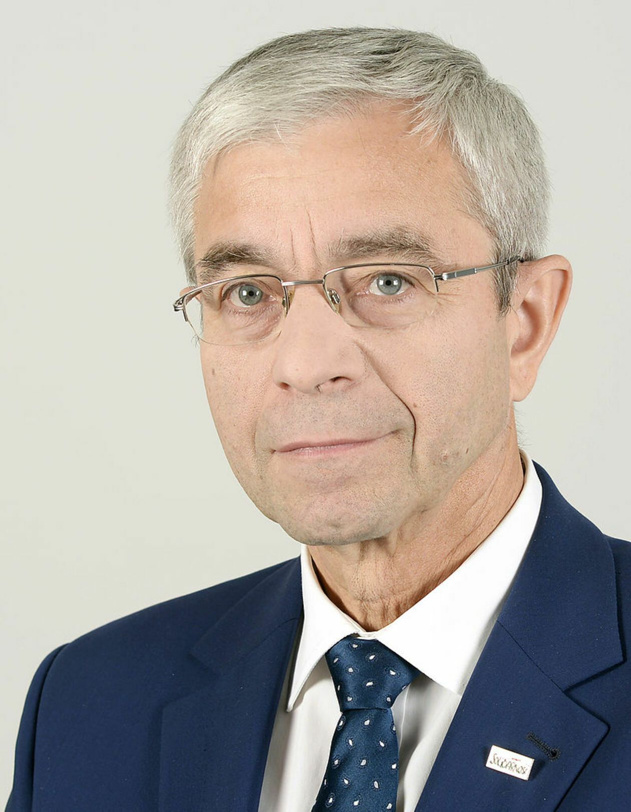  <p><strong>Jerzy Chr&oacute;ścikowski&nbsp;(PiS)</strong></p>
<p>Oszczędności: 20 tys. zł.</p>
<p>Nieruchomości: dom o pow. 270 mkw. (500 tys. zł), działka zabudowana o pow. 0,06 ha, 1/3 działki leśnej o pow. 1,7 ha, 8/72 działki o pow. 1,65 ha (łączna wartość 20 tys. zł).</p>
<p>Dochody: 141 299,64 uposażenia (z dodatkiem), 37 578,05 zł diety parlamentarnej, 67 296,76 zł emerytury, 27 979,70 zł emerytury żony.</p>
<p>Składniki mienia ruchomego: audi Q5 z 2017 roku (140 tys. zł).</p>
<p>Zobowiązania: brak.</p>