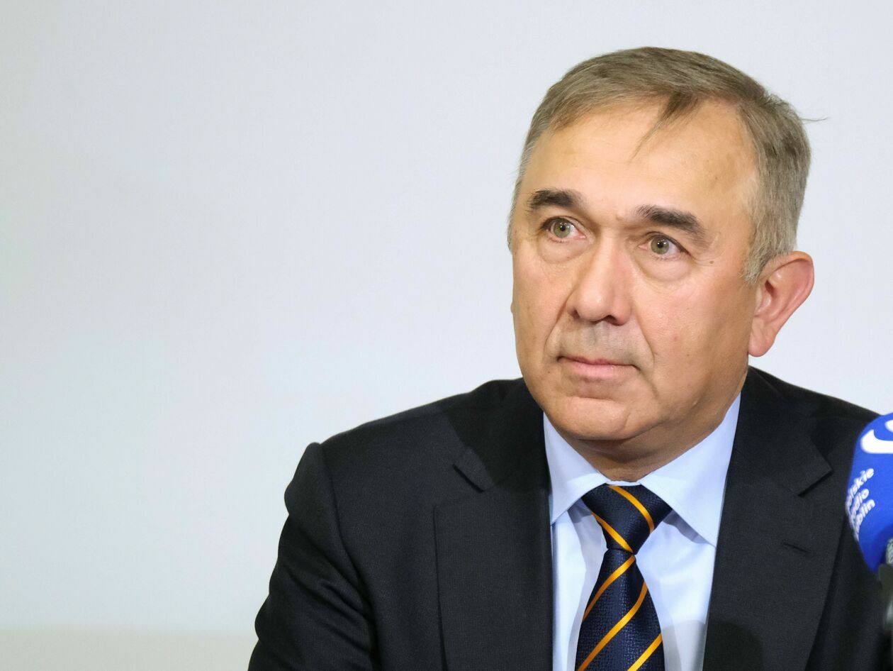  <p><strong>Grzegorz Czelej (PiS)</strong></p>
<p>Oszczędności: 6 tys. zł, 79,84 euro, 64,02 USD, 29,28 GBP, 127,64 CHF.</p>
<p>Nieruchomości: trzy domy o pow. 320 mkw. (1 mln 420 tys. zł), 540 mkw. (1 mln 50 tys. zł) i 225 mkw. (1 mln 250 tys. zł), działka rekreacyjna o pow. 2 tys. mkw. (50 tys. zł), działka gruntu o pow. 0,1442 ha i udziały w dw&oacute;ch działkach o pow. 0,0445 ha i 0,1906 ha (łączna wartość działek 849,5 tys. zł), udział w działce gruntu o pow. 384 mkw. (8,6 tys. zł).</p>
<p>Udziały w sp&oacute;łkach: 5165 udział&oacute;w w sp&oacute;łce Wydawnictwo Czelej Sp. z o.o. o wartości 709 779 zł, bez dochodu.</p>
<p>Dochody: 120 tys. zł z tytułu najmu, 37 578,05 zł diety parlamentarnej, 151 103,75 zł uposażenia senatorskiego, 99 zł z tytułu świadczenia wynikającego z zastosowania ujemnego oprocentowania.</p>
<p>Składniki mienia ruchomego: brak.</p>
<p>Zobowiązania: trzy kredyty hipoteczne na zakup nieruchomości (do spłaty 316 890,47 CHF, 300 997,79 CHF i 340 371,77 CHF.</p>