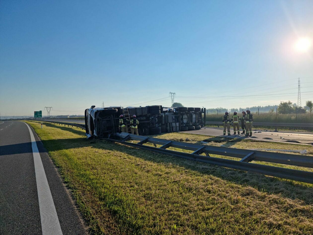  Cysterna z gazem przewróciła się na obwodnicy Lublina (zdjęcie 6) - Autor: KM PSP w Lublinie