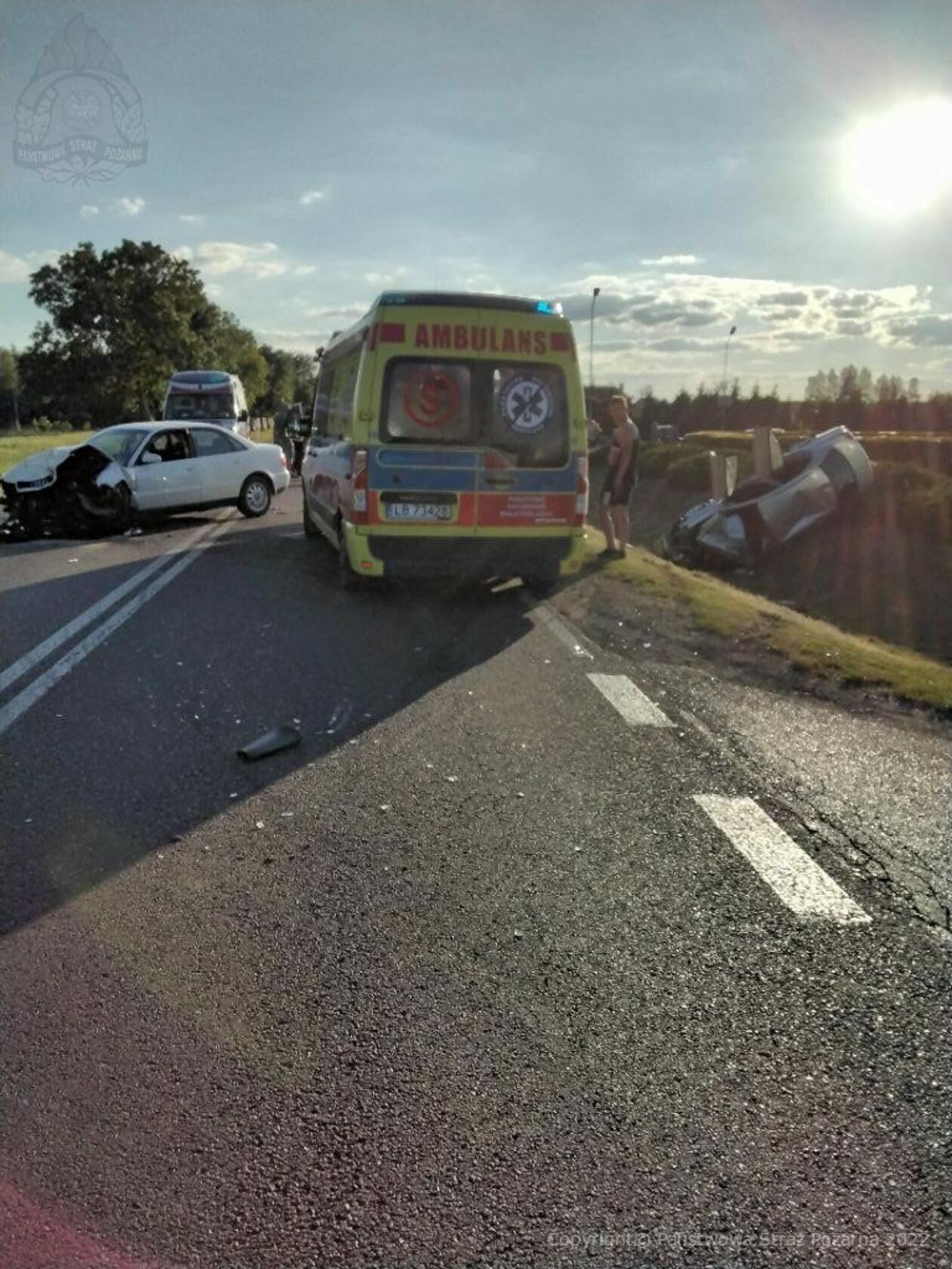  Wypadek samochodowy w Radzyniu Podlaskim (zdjęcie 2) - Autor: Komenda Powiatowa Państwowej Straży Pożarnej w Rad