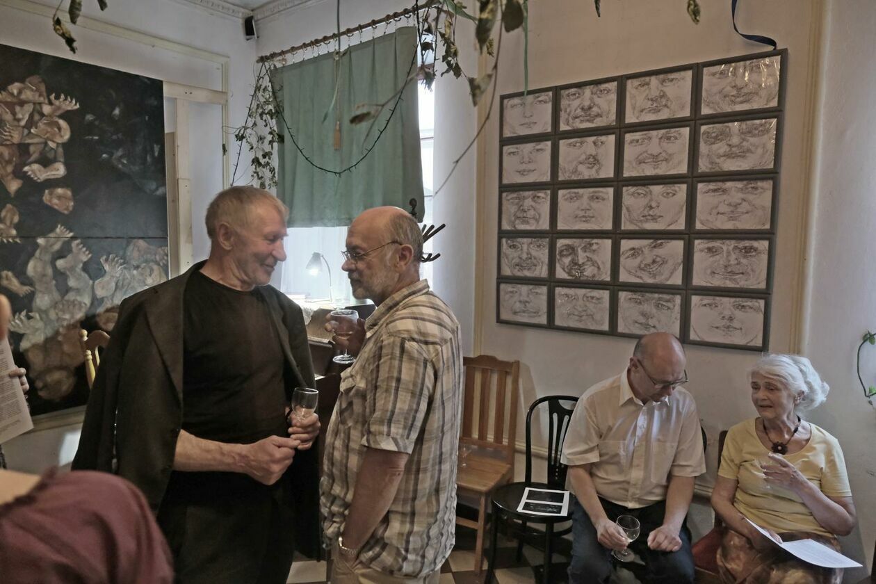  Wernisaż wystawy rysunku lubelskiego artysty Piotra Łucjana (zdjęcie 6) - Autor: Maciej Kaczanowski