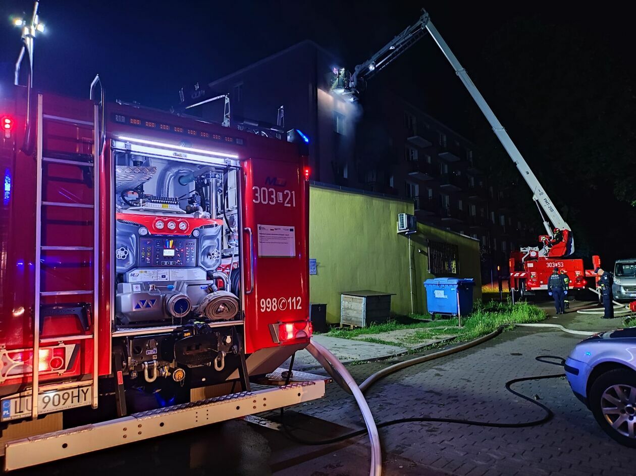 Nocny pożar w bloku przy ul. Sokolej w Lublinie (zdjęcie 5) - Autor: KM PSP Lublin