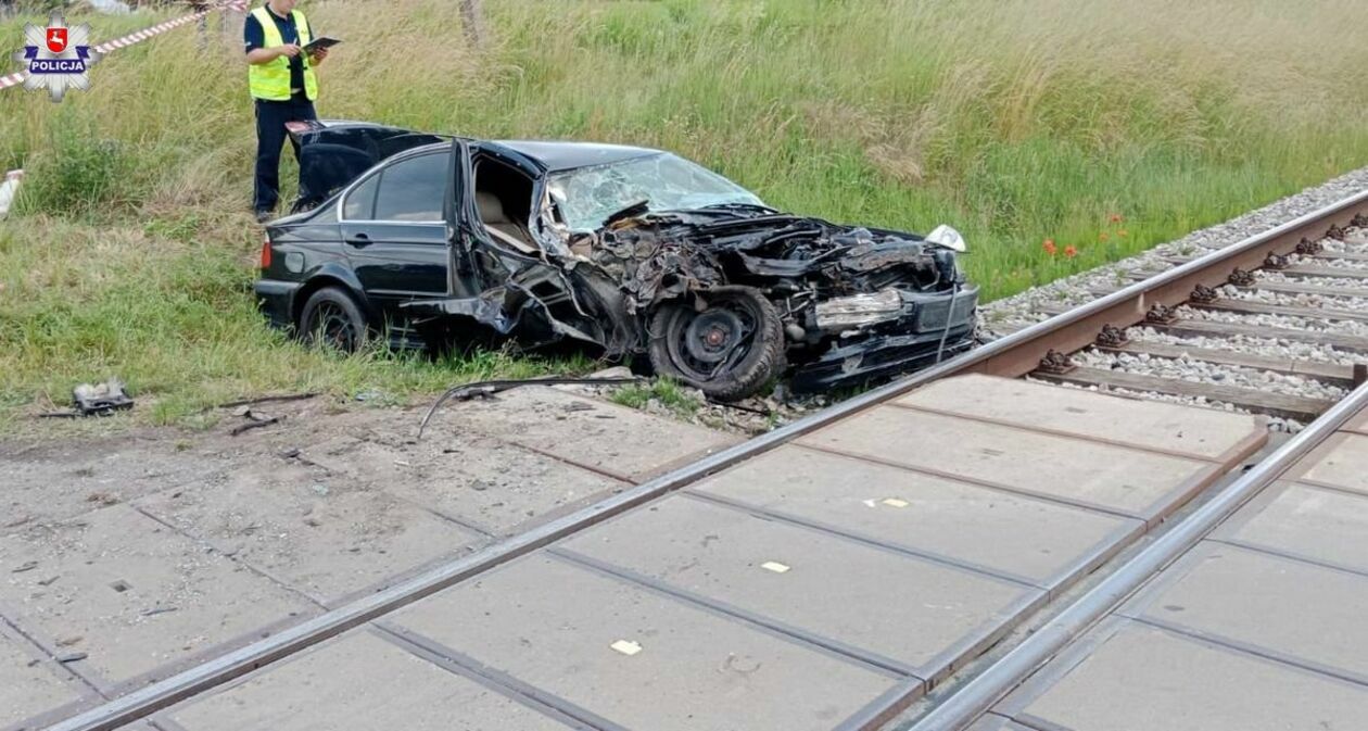  Wypadek na przejeździe kolejowym (zdjęcie 1) - Autor: KWP Lublin
