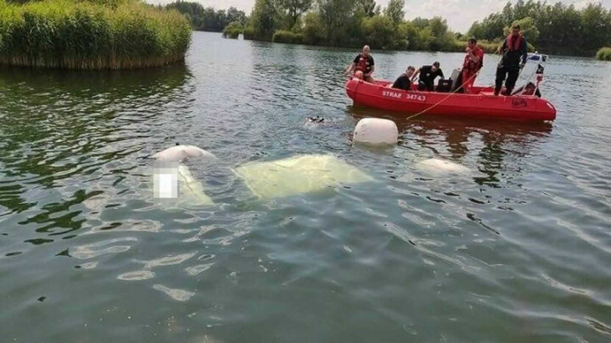  Samochód utonął w zbiorniku wodnym w Międzyrzecu Podlaskim (zdjęcie 4) - Autor: Policja