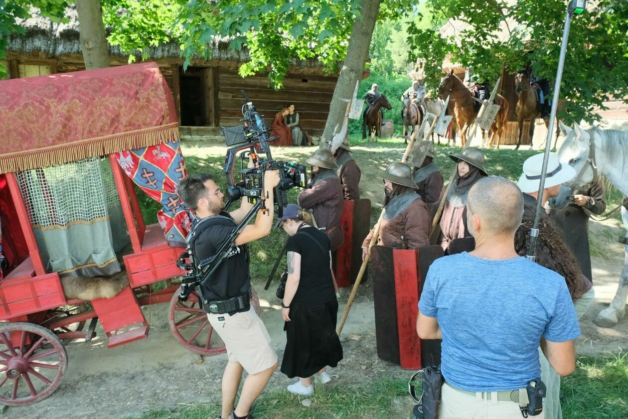  Plan filmowy serialu Korona królów w lubelskim skansenie (zdjęcie 3) - Autor: Maciej Kaczanowski
