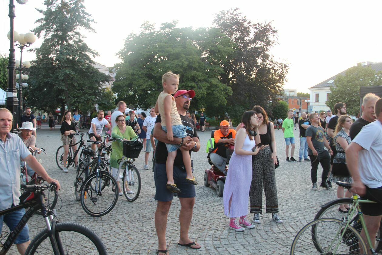  Biała Podlaska. Pierwszy wakacyjny koncert na placu Wolności (zdjęcie 13) - Autor: Ewelina Burda