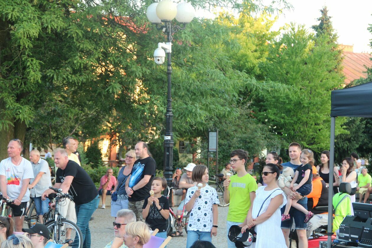  Biała Podlaska. Pierwszy wakacyjny koncert na placu Wolności (zdjęcie 21) - Autor: Ewelina Burda
