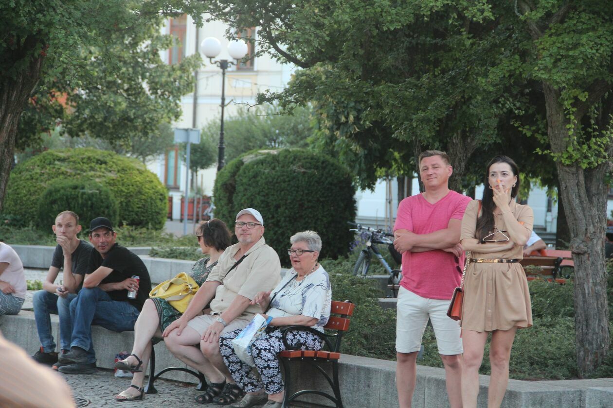  Biała Podlaska. Pierwszy wakacyjny koncert na placu Wolności (zdjęcie 23) - Autor: Ewelina Burda