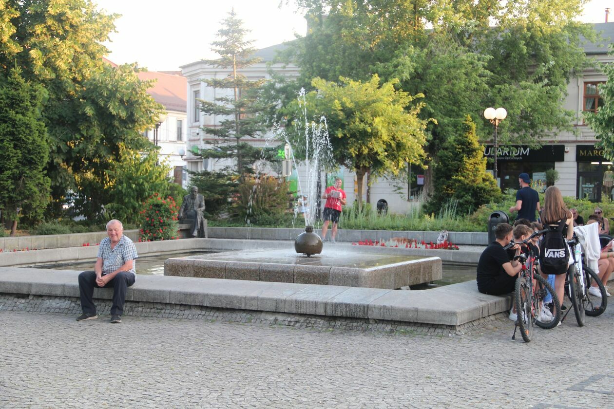  Biała Podlaska. Pierwszy wakacyjny koncert na placu Wolności (zdjęcie 27) - Autor: Ewelina Burda