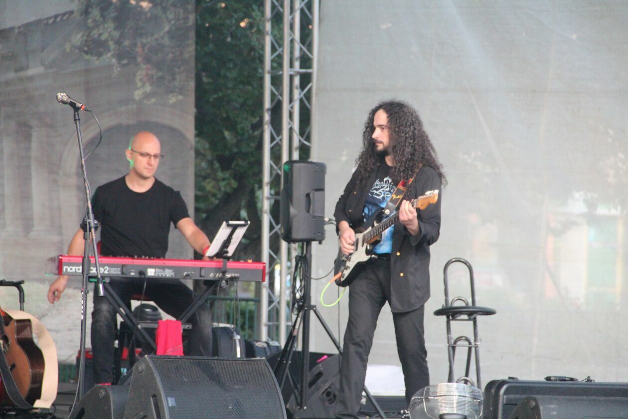  Biała Podlaska. Pierwszy wakacyjny koncert na placu Wolności (zdjęcie 1) - Autor: Ewelina Burda