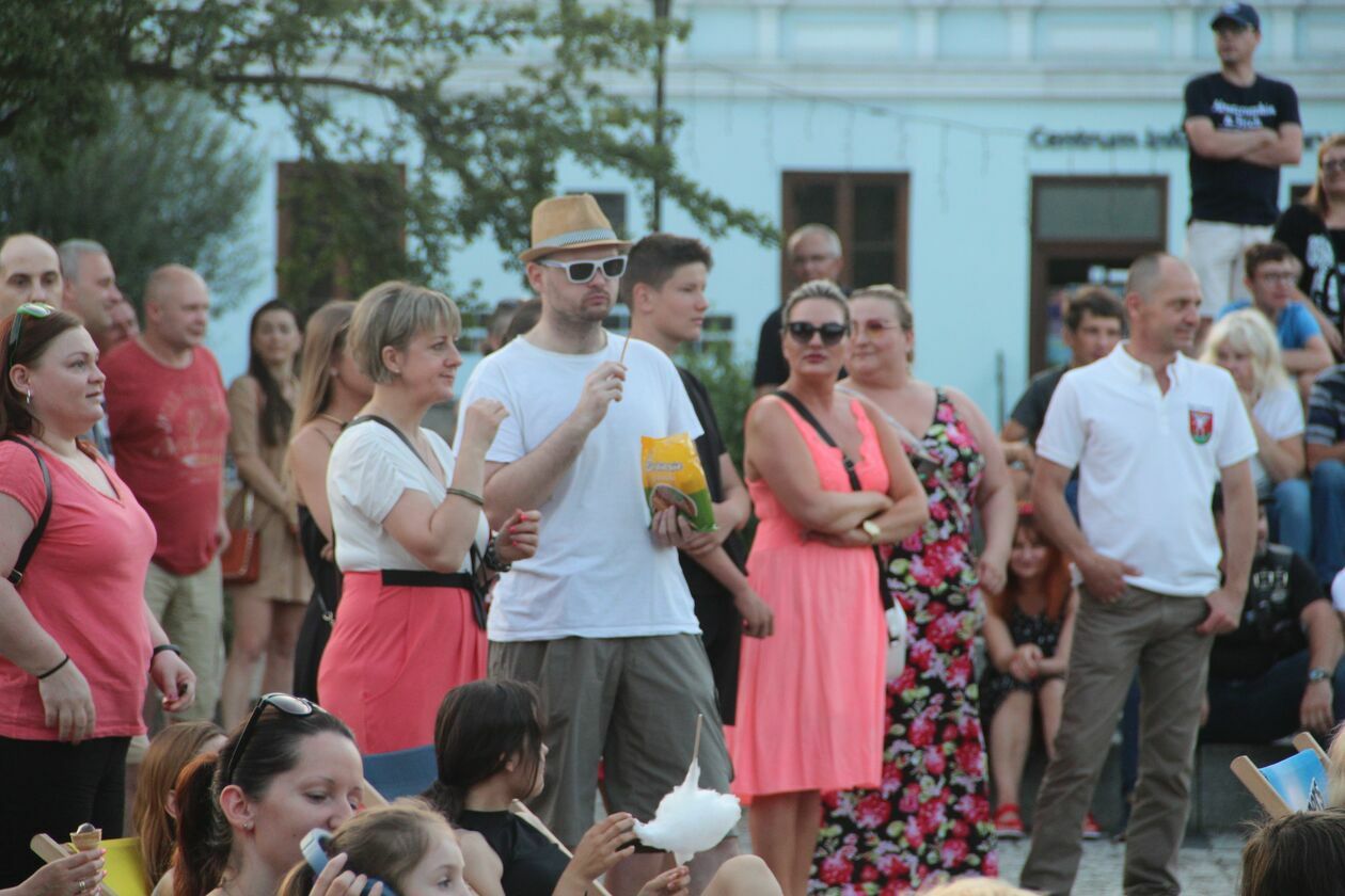  Biała Podlaska. Pierwszy wakacyjny koncert na placu Wolności (zdjęcie 10) - Autor: Ewelina Burda